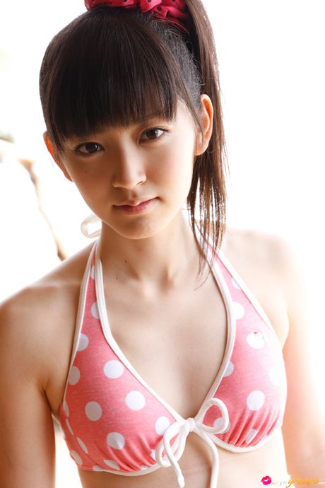 亞洲青少年 Airi Suzuki 展示她嬌小的乳房並獨自擺姿勢