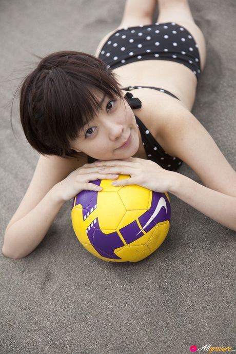 美麗的亞洲青少年 Saki Shimizu 展示她的小胸部，並在戶外拍攝她穿著天空服裝的樣子