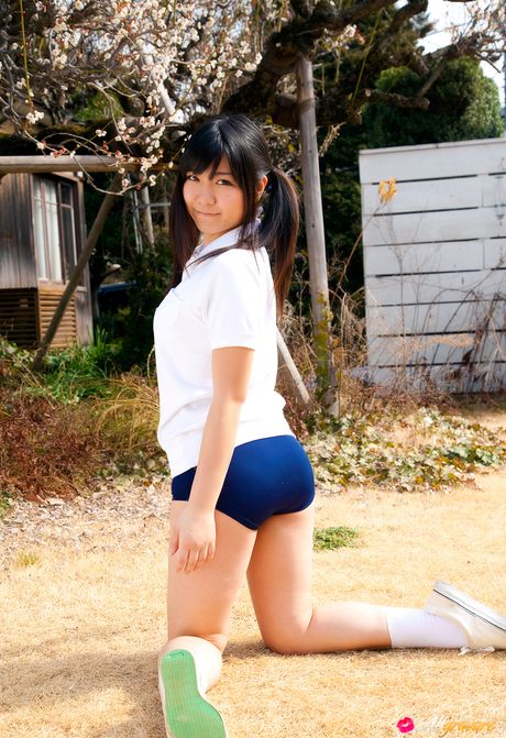 Ayana Tanigaki is a Japanese babe who loves to show off her body