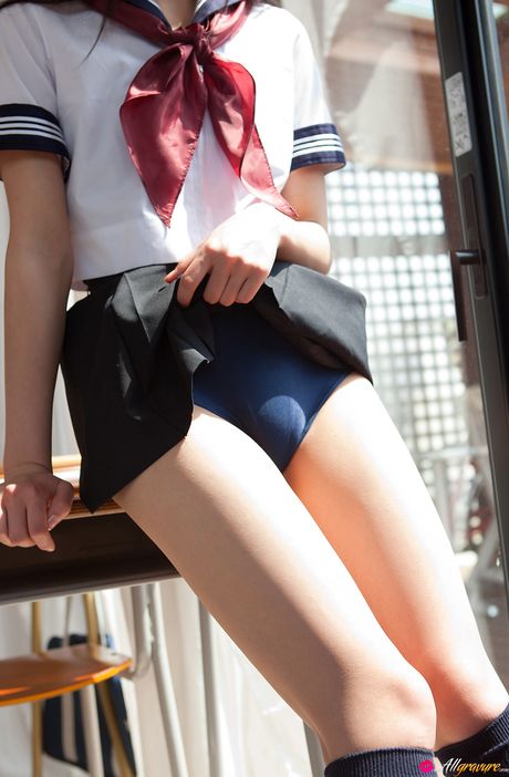 亞洲女學生 Yuuri Shiina 在獨奏中展示了她性感的臀部和乳房