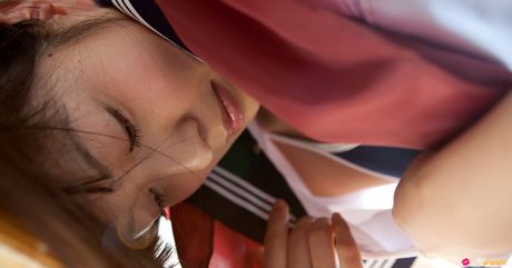 亞洲女學生 Yuuri Shiina 在獨奏中展示了她性感的臀部和乳房