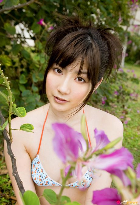 亞洲娃娃 Anna Nakagawa 在泳池裡脫下比基尼