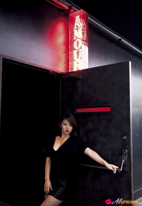 亞洲封面女郎 Neo 穿著性感黑裙，秀出她迷人的胸部和姿勢