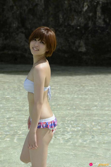 Smuk asiatisk teenager Arai Moe stripper sin bikini og viser sine bryster udendørs