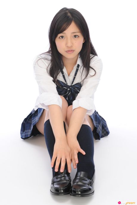 アジアのカバーガール静香はパンティーを脱いで天然おっぱいを披露する