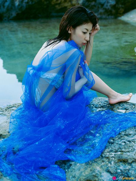 身穿比基尼的 Mariko Okubo 在泳池的毯子上脫光衣服