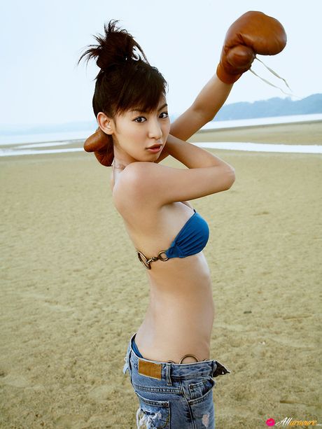 身穿比基尼的 Mariko Okubo 在泳池的毯子上脫光衣服