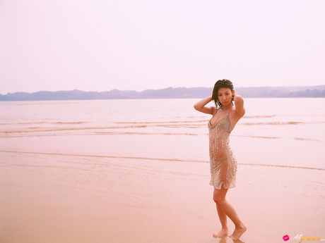 身穿比基尼的 Mariko Okubo 在泳池的毯子上脫光衣服