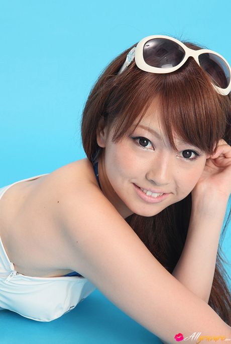 在泳池邊，她穿著白色連身裙和靴子展示性感身材