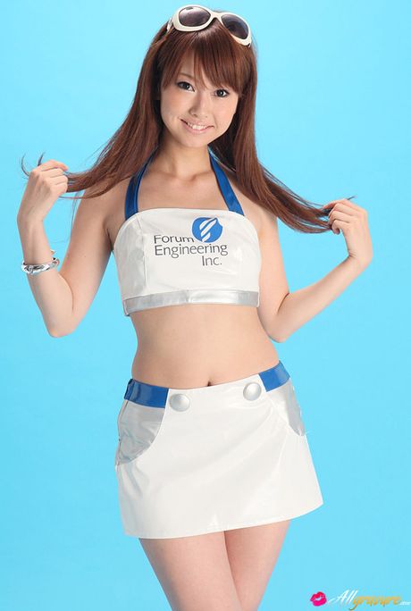 在泳池邊，她穿著白色連身裙和靴子展示性感身材