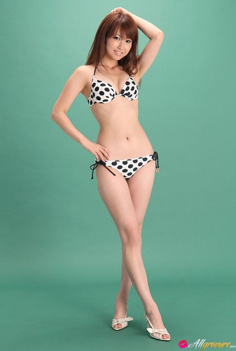 亞洲寶貝 Chinatsu Sasaki 脫下比基尼，炫耀她的乳房