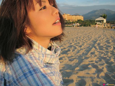 性感的日本女孩磯山沙耶香在戶外展示她的大胸部和光禿禿的陰部