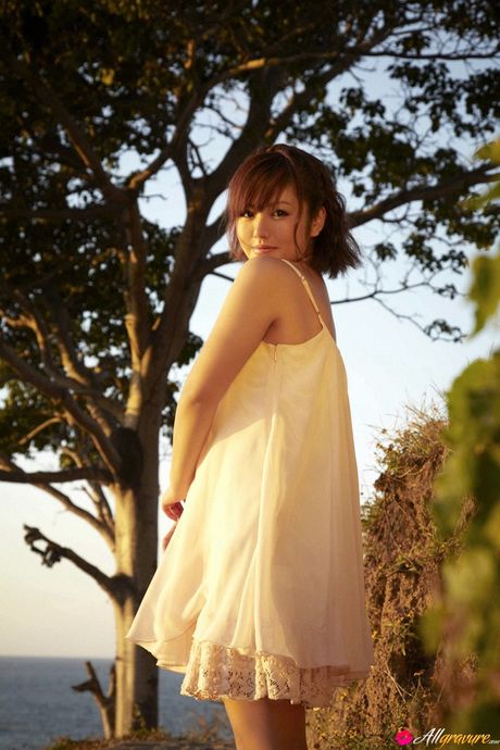 性感的日本女孩磯山沙耶香在戶外展示她的大胸部和光禿禿的陰部