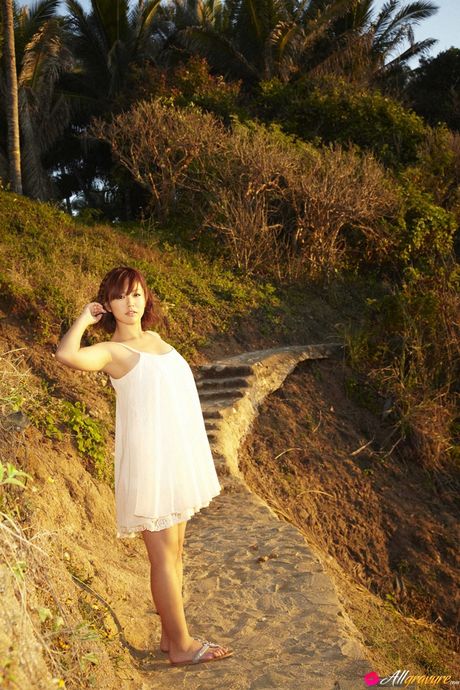 性感的日本女孩磯山沙耶香在戶外展示她的大胸部和光禿禿的陰部