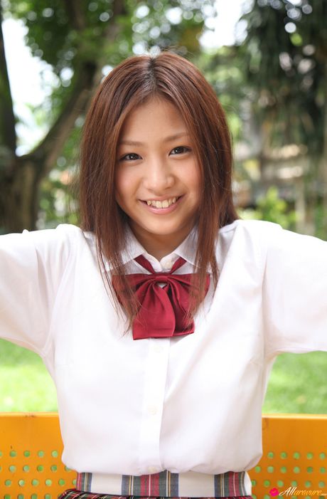 アジア美人の佐山彩香が制服姿でおっぱいを披露