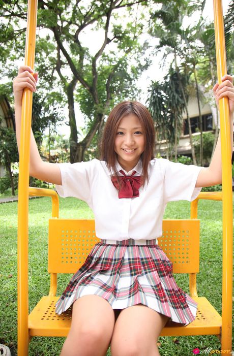 アジア美人の佐山彩香が制服姿でおっぱいを披露