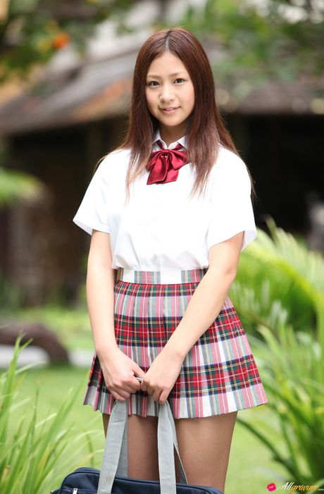 アジア美人の佐山彩香が制服姿でおっぱいを披露