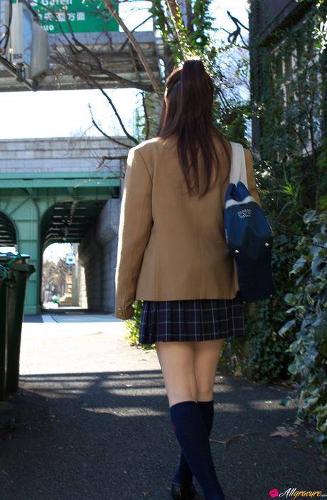 亞洲寶貝 Hikari Yamaguchi 展示她美麗的乳房並穿著絲襪擺姿勢