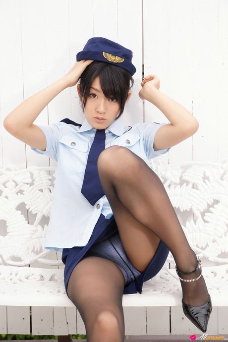 亞洲女孩 Asami Tada 展示她平坦的乳房並穿著白色絲襪擺姿勢