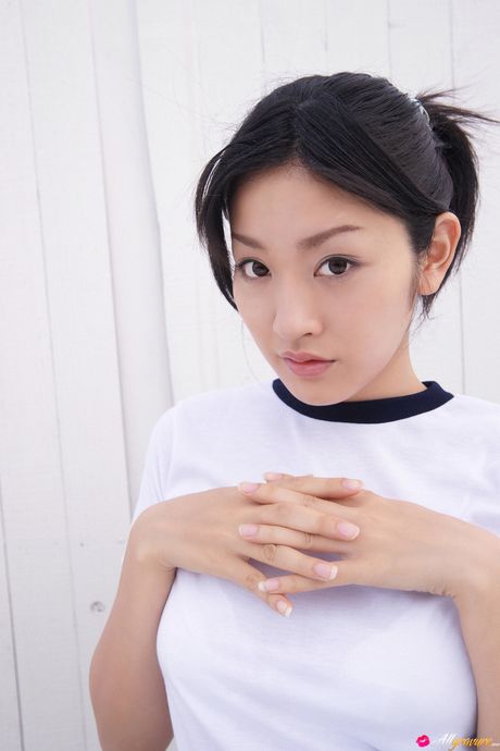 亞洲女孩 Asami Tada 展示她平坦的乳房並穿著白色絲襪擺姿勢