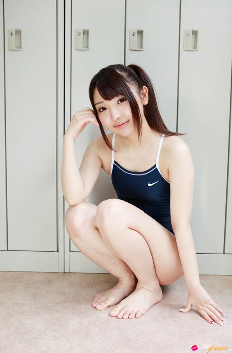 棕色眼睛的日本寶貝 Yoshiko Suenaga 脫衣並獨自擺姿勢