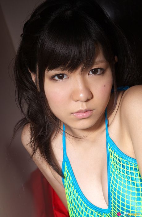 亞洲寶貝谷垣綾奈穿著漁網褲襪秀出她美麗的臀部