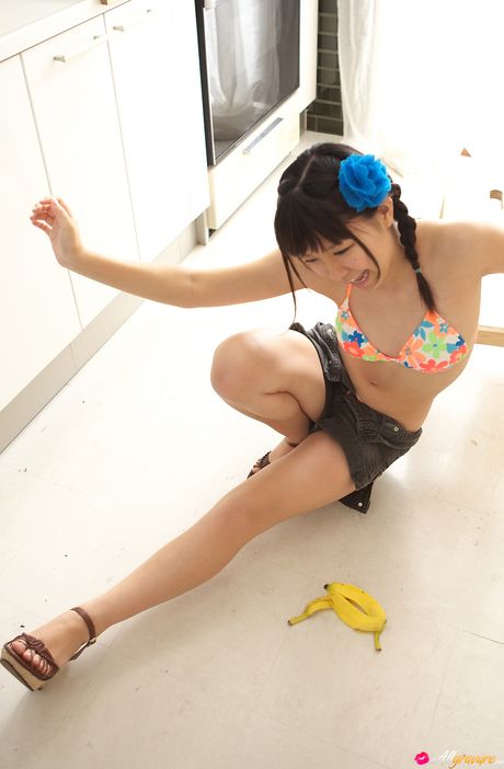 Asiatisk skønhed Ayana Tanigaki tager sin bikini af og viser sine enorme bryster frem