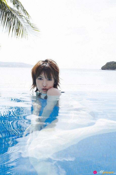 Asiatisk teenager Akina Minami bliver nøgen i en pool før en nøgenmodeljob