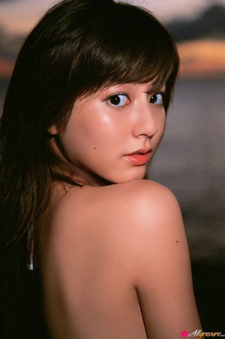 アジアのティーン杉本有美がビキニを脱ぎ、素晴らしい巨乳を披露