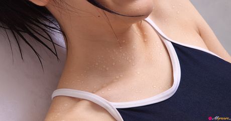 アジアの女の子、浜田由梨が大きな胸を披露し、ソロでポーズをとる