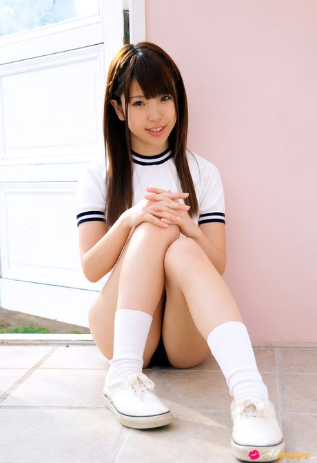 可愛的日本少女白石瑞穗在獨奏中展示了她火熱的屁股和多汁的陰部