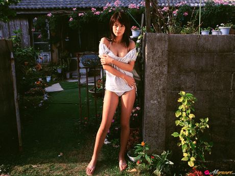 棕色眼睛的日本美女小坂優香身材火辣甜心