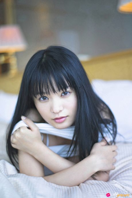 亞洲封面女郎 Mizuki Hoshina 脫下比基尼，展示她的巨乳