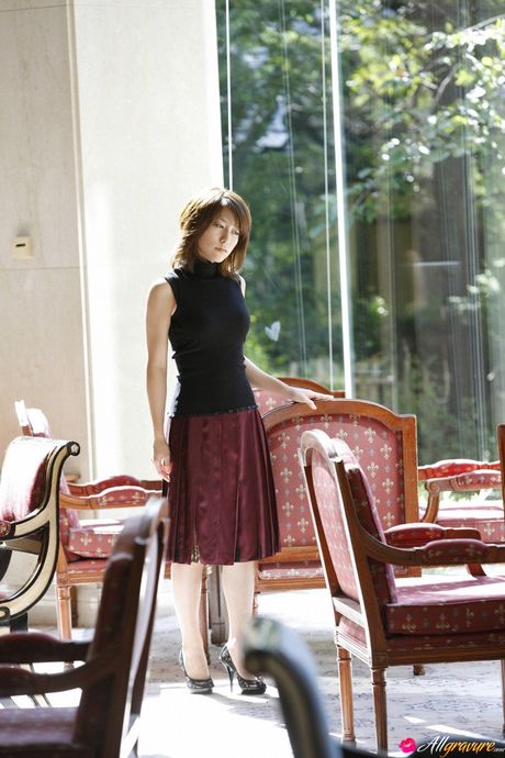 亞洲女孩柏木美里炫耀她的扁平乳房並獨自擺姿勢