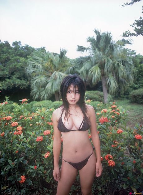 熱愛大自然的川村由紀惠身著比基尼在戶外擺姿勢