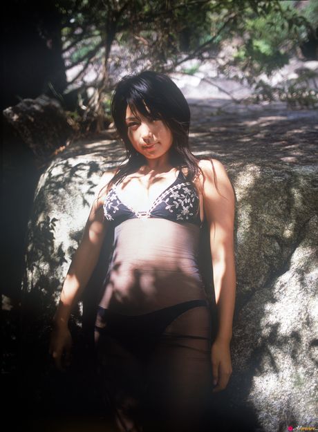 熱愛大自然的川村由紀惠身著比基尼在戶外擺姿勢