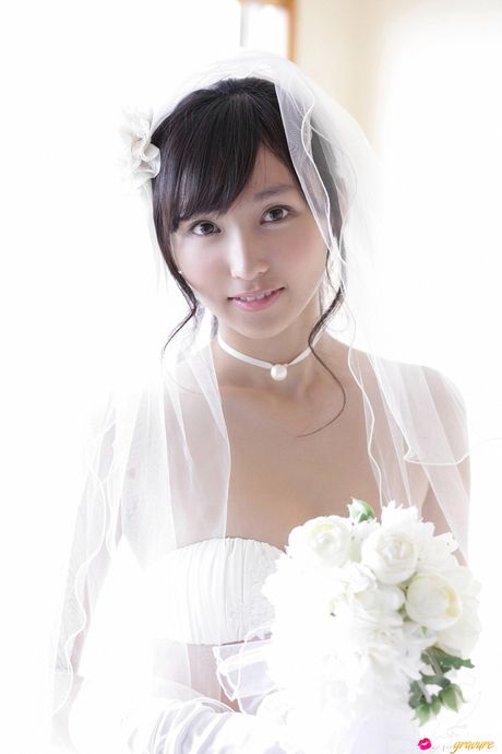 亞洲女孩 Risa Yoshiki 展示她的小乳房並穿著白色絲襪擺姿勢