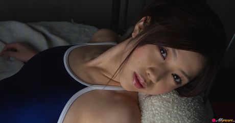 完璧な日本の美女、富樫あずさが小さな胸とパイパンのオマンコを披露