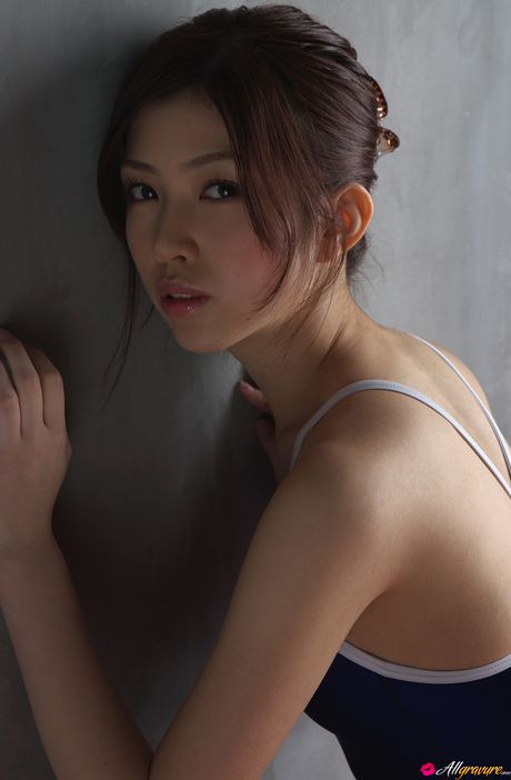 完璧な日本の美女、富樫あずさが小さな胸とパイパンのオマンコを披露