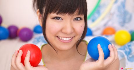 精彩的日本娃娃谷垣綾奈 (Ayana Tanigaki) 露出她平坦的乳房並擺出獨奏姿勢