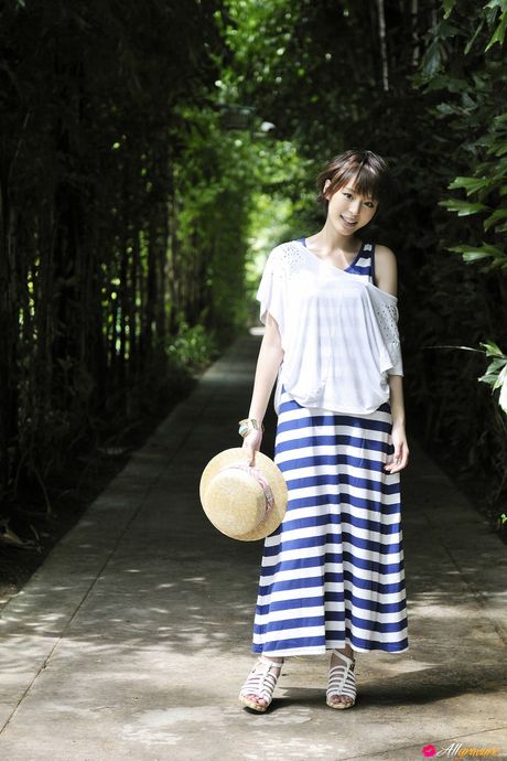 Amatør Aya Hirano stripper og viser sine små bryster udendørs