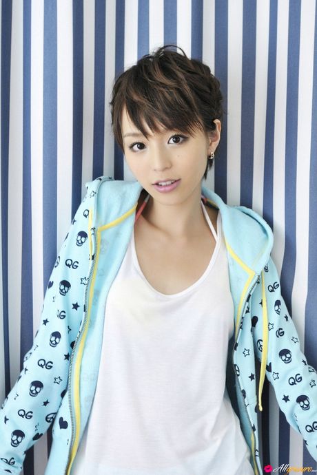 Amatør Aya Hirano stripper og viser sine små bryster udendørs