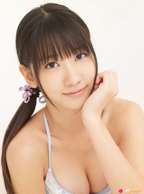 亞洲少女柏木由希身穿黑色絲襪展示胸罩和內褲套裝