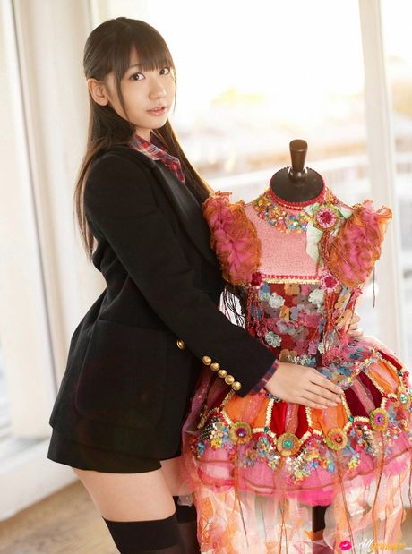 亞洲少女柏木由希身穿黑色絲襪展示胸罩和內褲套裝