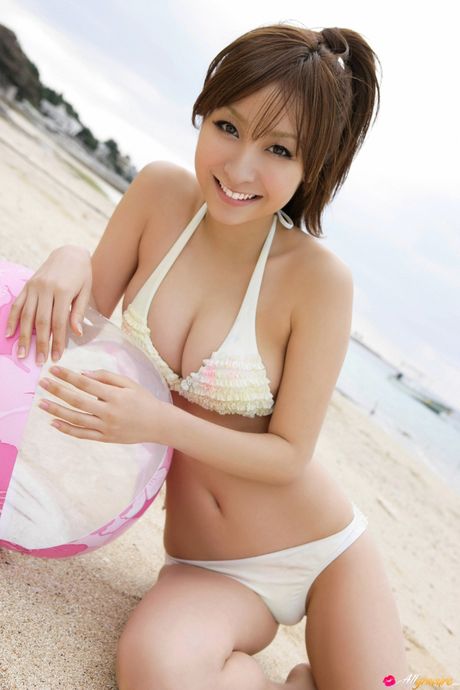 Den asiatiske model Aya Kiguchi nøgner sig i en skov, mens hun har en hat på