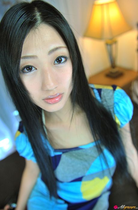 亞洲美女 Mitsu Dan 獨自展示她令人驚嘆的身材和姿勢