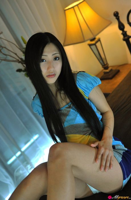 亞洲美女 Mitsu Dan 獨自展示她令人驚嘆的身材和姿勢