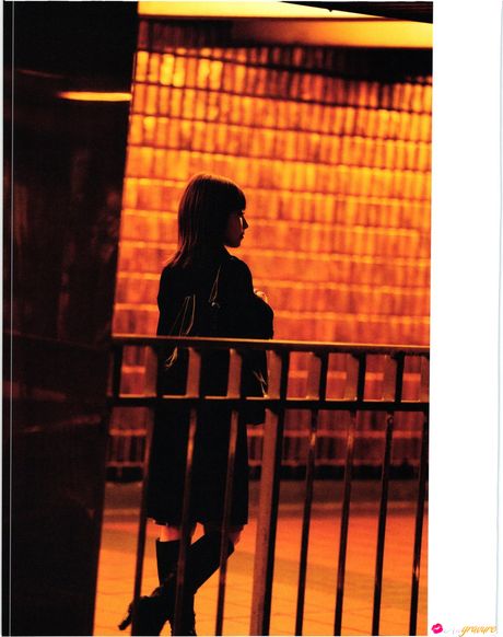 Den asiatiske covergirl Natsume viser et nærbillede af sin fisse på en sexet måde