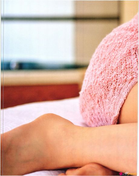 Den asiatiske covergirl Natsume viser et nærbillede af sin fisse på en sexet måde