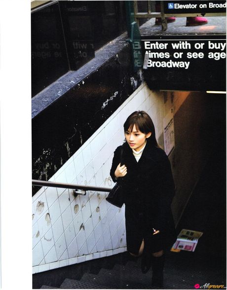 Den asiatiske covergirl Natsume viser et nærbillede af sin fisse på en sexet måde